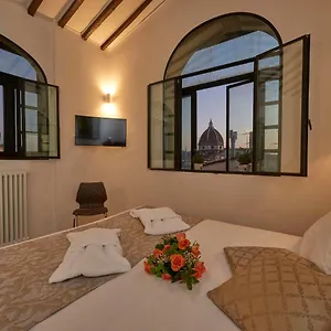 https://suites-cavour-34.it-tuscanyhotel.com